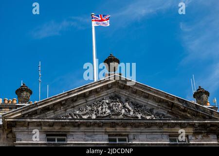 City Chambers, Edinburgh, Schottland, Großbritannien, 20. Juni 2022. Zeremonie zum Anheben der Flagge der Streitkräfte: Eine Prozession mit der Flagge der Streitkräfte. Die Zeremonie zur Flaggenanhebung ist eine nationale Veranstaltung zur Ehre des Personals der Streitkräfte. Im Bild: Die Flagge wird über den City Chambers gehoben Stockfoto