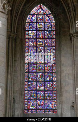 Originalfenster aus Fleckglas in Rouens Kathedrale Notre-Dame in der Normandie, Frankreich Stockfoto