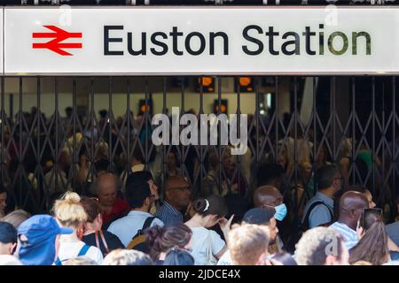 London, Großbritannien - 17. Juni 2022 - eine Menge Zugpassagiere mussten wegen vorübergehender Betriebsschließungen vor dem Bahnhof Euston warten Stockfoto