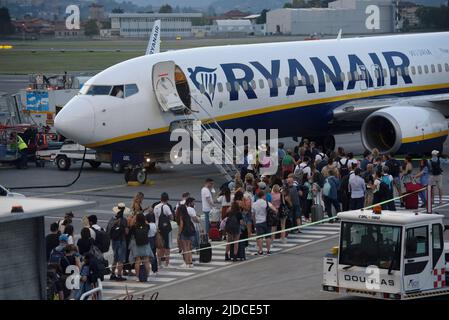 Bergamo, Warschau, Italien. 19.. Juni 2022. Passagiere steigen am 19. Juni 2022 in Bergamo, Italien, am Flughafen Orio al Serio Mailand-Bergamo in ein Ryanair-Flugzeug ein. (Bild: © Aleksander Kalka/ZUMA Press Wire) Stockfoto