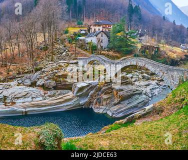 Erkunden Sie die einzigartige Landschaft des Valle Verzasca mit Blick auf die Salzbrücke (Ponte dei Salti) in Lavertezzo, Schweiz Stockfoto