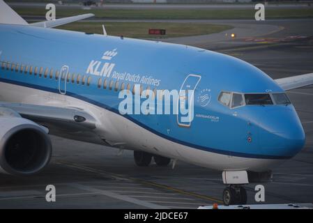 Bergamo, Warschau, Italien. 19.. Juni 2022. Ein KLM-Flugzeug sitzt am 19. Juni 2022 in Bergamo, Italien, auf der Asphaltbahn des Flughafens Orio al Serio Mailand-Bergamo. (Bild: © Aleksander Kalka/ZUMA Press Wire) Stockfoto