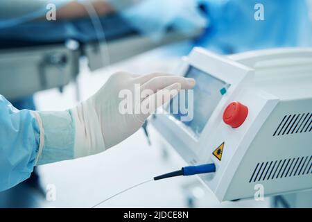 Im Krankenhaus verwendetes chirurgisches Lasersystem Stockfoto