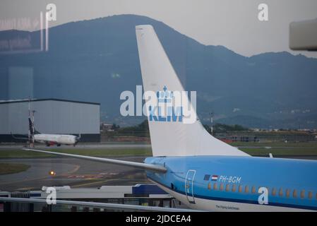 Bergamo, Warschau, Italien. 19.. Juni 2022. Ein KLM-Flugzeug sitzt am 19. Juni 2022 in Bergamo, Italien, auf der Asphaltbahn des Flughafens Orio al Serio Mailand-Bergamo. (Bild: © Aleksander Kalka/ZUMA Press Wire) Stockfoto