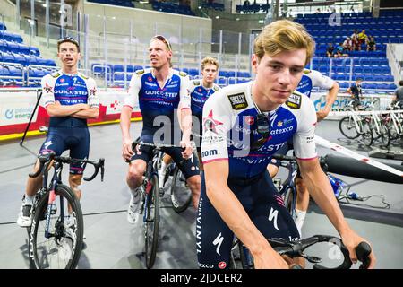 Schweiz, Kanton Tessin, Ambrì, Etappenabbruch von Ambrì, Quick-Step Alpha Vinyl Team, Remco Evenepoel Stockfoto