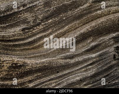 Texturen und wellige Formen in den Felsen am Strand von Bolonia an der Küste von Cadi. Stockfoto