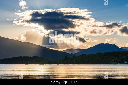 Sonnenuntergang über Loch Lomond von Milarrochy Bay, Trossachs National Park, Südschottland, Großbritannien Stockfoto