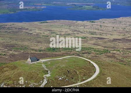 Frankreich, Finistère, Chapelle Saint-Michel auf dem Gipfel des Mont Saint-Michel de Brassparts, Stausee saint michel (Luftaufnahme) Stockfoto
