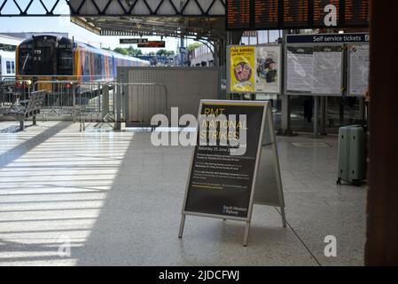 Eine Warntafel im Bahnhof Portsmouth und Southsea warnt die Passagiere vor den nationalen Streiks der RMT, die am 21.. Juni 2022 beginnen sollen Stockfoto