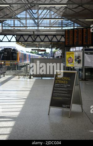 Eine Warntafel im Bahnhof Portsmouth und Southsea warnt die Passagiere vor den nationalen Streiks der RMT, die am 21.. Juni 2022 beginnen sollen Stockfoto