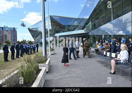 London, Großbritannien. 20.. Juni 2020. Der Bürgermeister von London, Sadiq Khan, würdigt gemeinsam mit dem Vorsitzenden der Londoner Versammlung, Mitgliedern der Streitkräfte, Mitgliedern der Londoner Versammlung und dem City Hall-Zweig der britischen Legion die Soldaten und Frauen des Vereinigten Königreichs vor dem Tag der Nationalen Streitkräfte am Samstag. Dies wird die erste Zeremonie zum Anheben der Flagge der Streitkräfte am neuen Standort des Rathauses an den Royal Docks sein. Quelle: Siehe Li/Picture Capital/Alamy Live News Stockfoto