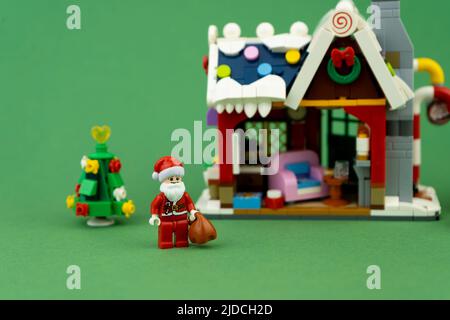 Neujahrsspielzeug. Winterhaus des Weihnachtsmannes. LEGO Konstruktor Steine Details. Weihnachtsgeschichte und Minifiguren. Kinder Handwerk Konzept Hintergrund. Kiew, Ukraine - 23. Februar 2022 Stockfoto