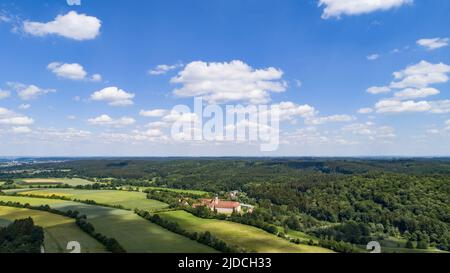 Luftaufnahme des Klosters Oberschoenenenfeld im Naturpark Augsburger Westwälder, Schwaben, Bayern, Deutschland, Eurpa Stockfoto