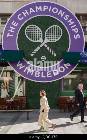 New Bond Street, London, Großbritannien. 20.. Juni 2022. Die Ladenfront von Ralph Lauren ist für die Wimbledon Tennis Championships dekoriert, die vom 27. Juni bis 10. Juli 2022 stattfinden. Quelle: Malcolm Park/Alamy Live News Stockfoto