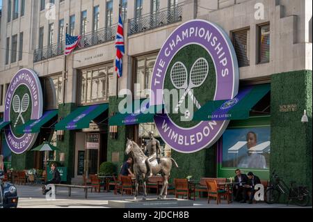 New Bond Street, London, Großbritannien. 20.. Juni 2022. Die Ladenfront von Ralph Lauren ist für die Wimbledon Tennis Championships dekoriert, die vom 27. Juni bis 10. Juli 2022 stattfinden. Quelle: Malcolm Park/Alamy Live News Stockfoto