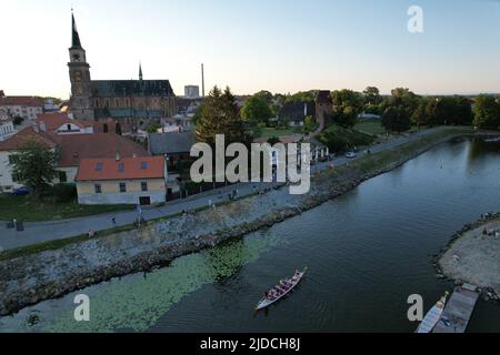 nymburk Drachenboote Wettbewerb Festival Dragonfest,Tschechische republik,Europa,Luftbild Panoramasicht auf Wassersport-Festival auf der Elbe,Řeka Labe Stockfoto