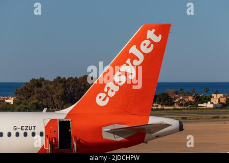 Heckflosse eines Easyjet-Flugzeugs, landete gerade am Almeria Airport Stockfoto