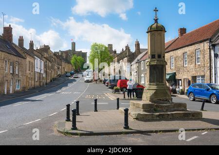 Warkworth Village, Blick im Sommer auf Castle Street im Zentrum von Warkworth, Northumberland, England, Großbritannien Stockfoto