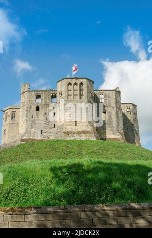 Northumberland Castle, Blick im Sommer auf die Ostwand von Warkworth Castle im Zentrum von Warkworth, Northumberland Coast, England, Großbritannien Stockfoto