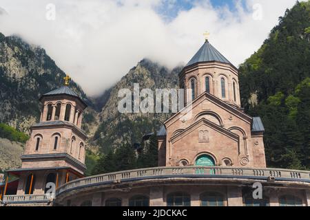 Dariali Kloster Komplex, georgisch-orthodoxe Kirche in Kazbegi, Georgien. Hochwertige Fotos Stockfoto