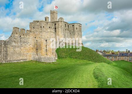 Northumberland Castle, Blick im Sommer auf die Ostwand von Warkworth Castle im Zentrum von Warkworth, Northumberland Coast, England, Großbritannien Stockfoto