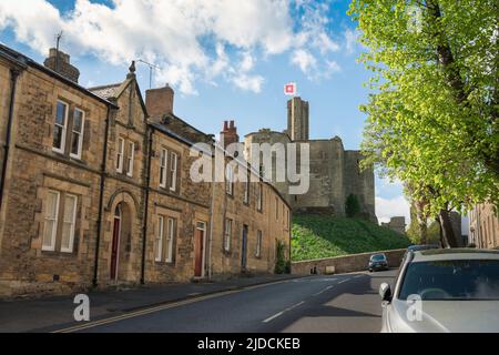 Warkworth Northumberland, Blick Richtung Süden entlang der Castle Street im Zentrum des malerischen Dorfes Northumberland in Warkworth, England, Großbritannien Stockfoto