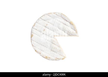 Weißer runder weicher Brie-Käse. Aufgeschnittener Camembert isoliert auf weißem Hintergrund, Draufsicht. Milchprodukte Stockfoto