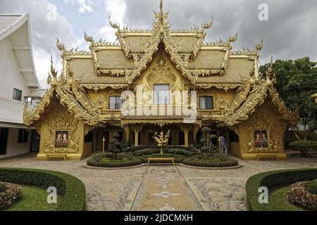 Provinz Chiang Rai, Thailand. 17.. Mai 2022. Die Goldene Toilette ist eine öffentliche Toilette im buddhistischen Komplex Wat Rong Khun (Weißer Tempel) Stockfoto