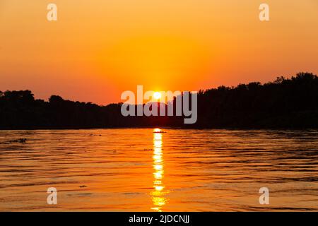 Wunderschöner Sonnenuntergang im nördlichen Pantanal, den größten Feuchtgebieten der Welt. Wildes brasilien, brasilianische Tierwelt und Natur, atemberaubende Landschaft, Flussufer. Stockfoto