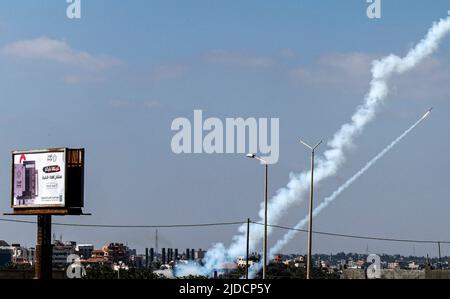 Gaza, Palästina. 19.. Juni 2022. Raketen, die am Himmel gesehen wurden, feuerten während eines Militärmanövers, das von Saraya Al-Quds, dem loyalen militärischen Flügel des Islamischen Jihad, organisiert wurde, auf das Mittelmeer. Saraya Al-Quds, das loyale Militär des Islamischen Jihad, organisierte in Gaza-Stadt ein Militärmanöver, um auf jede erwartete Eskalation der israelischen Armee im Gazastreifen vorzubereiten. Kredit: SOPA Images Limited/Alamy Live Nachrichten Stockfoto