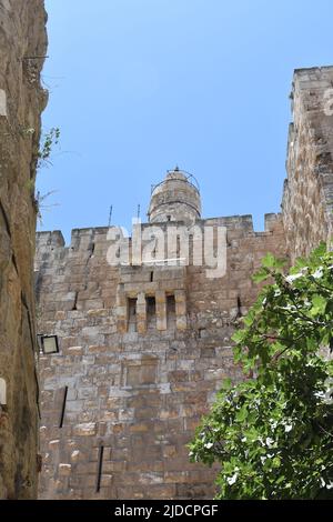 Turm über den Mauern der Altstadt von Jerusalem Stockfoto