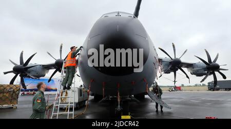 20. Juni 2022, Brandenburg, Schönefeld: Mechaniker der Luftwaffe sichern sich einen geparkten Airbus A400 M auf der Internationalen Luft- und Raumfahrtausstellung ILA. Die Airshow am Flughafen Schönefeld wird vom 22. Bis 26. Juni 2022 eröffnet. Foto: Wolfgang Kumm/dpa Stockfoto