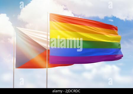 Sonniger blauer Himmel und Flaggen von lgbt und tschechien Stockfoto