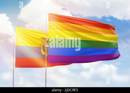 Sonniger blauer Himmel und Flaggen von lgbt und ecuador Stockfoto