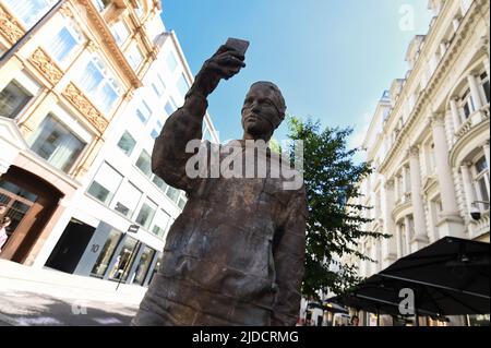 NUR FÜR REDAKTIONELLE VERWENDUNG Allgemeine Ansichten während der Enthüllung von Skulpturen des Künstlers Andy Denzler im Rahmen einer Zusammenarbeit zwischen Mayfair Art Weekend und Art in Mayfair auf dem Mayfair Sculpture Trail in der Londoner Bond Street, Eine jährliche sechswöchige Feier der Kunst und Kultur, die parallel zur Sommerausstellung 2022 der Royal Academy of Art stattfindet. Bilddatum: Montag, 20. Juni 2022. Stockfoto