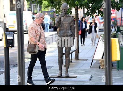 NUR FÜR REDAKTIONELLE VERWENDUNG Allgemeine Ansichten während der Enthüllung von Skulpturen des Künstlers Andy Denzler im Rahmen einer Zusammenarbeit zwischen Mayfair Art Weekend und Art in Mayfair auf dem Mayfair Sculpture Trail in der Londoner Bond Street, Eine jährliche sechswöchige Feier der Kunst und Kultur, die parallel zur Sommerausstellung 2022 der Royal Academy of Art stattfindet. Bilddatum: Montag, 20. Juni 2022. Stockfoto