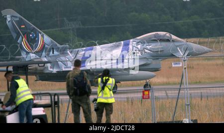 20. Juni 2022, Brandenburg, Schönefeld: Mitarbeiter der Luftwaffe beobachten die Landung eines Eurofighters der Luftwaffe auf der Internationalen Luft- und Raumfahrtausstellung ILA. Die Airshow am Flughafen Schönefeld wird vom 22. Bis 26. Juni 2022 eröffnet. Foto: Wolfgang Kumm/dpa Stockfoto