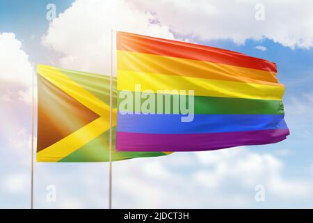 Sonniger blauer Himmel und Flaggen von lgbt und jamaika Stockfoto