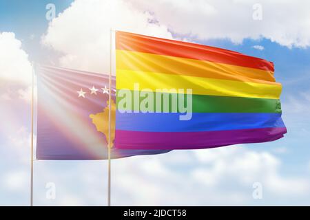 Sonniger blauer Himmel und Flaggen von lgbt und kosovo Stockfoto