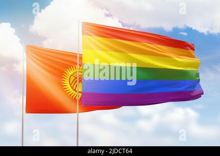 Sonniger blauer Himmel und Flaggen von lgbt und kirgisistan Stockfoto