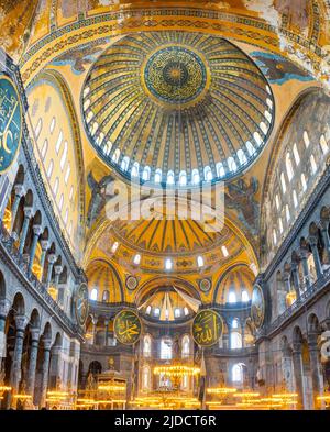 Das Innere der Hagia Sophia. Die große Moschee und früher die Kirche ist ein beliebtes Ziel bei Pilgern und Touristen in Istanbul, Türkei Stockfoto