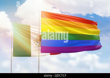 Sonniger blauer Himmel und Flaggen von lgbt und mexiko Stockfoto