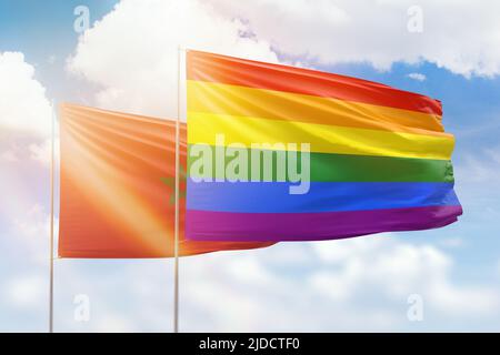 Sonniger blauer Himmel und Flaggen von lgbt und marokko Stockfoto