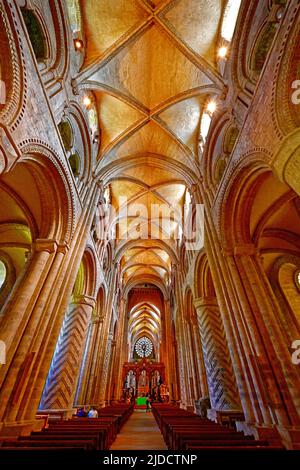 Blick auf das gewölbte Dach der Durham Cathedral mit Blick auf den Hauptaltar und das herrliche Ostfenster Stockfoto