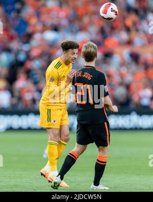 ROTTERDAM, NIEDERLANDE - 14. JUNI 2022: Walisischer Ethan Ampadu während der League A 2022 Nations League zwischen den Niederlanden und Wales am 14.. Juni 2022 im Feyenoord Stadium, Rotterdam. (Bild von John Smith/FAW) Stockfoto