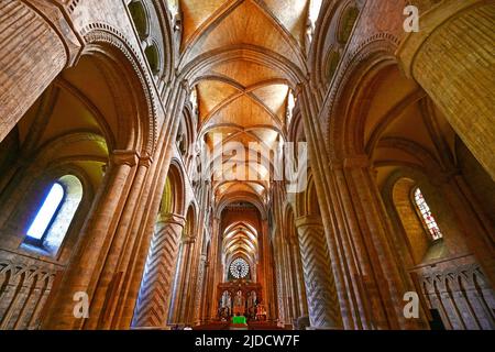 Blick auf das gewölbte Dach der Durham Cathedral mit Blick auf den Hauptaltar und das herrliche Ostfenster Stockfoto