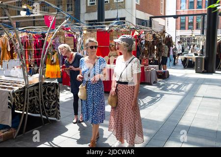 Shopper at Old Spitafields Market im East End of London, England Großbritannien Teil des Tower Hamlets Borough England Fotos von Simon Dack Stockfoto