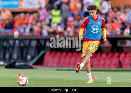 ROTTERDAM, NIEDERLANDE - 14. JUNI 2022: Der walisische Ethan Ampadu vor der Liga Ein 2022 Nationen Liga Spiel zwischen den Niederlanden und Wales im Feyenoord Stadium, Rotterdam am 14.. Juni 2022. (Bild von John Smith/FAW) Stockfoto