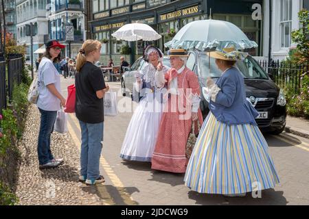 HEISSES WETTER © Jeff Moore - Einheimische kleiden sich am heißesten Tag des Jahres in Dickens-Kostümen für das Dickens Festival in Broadstairs Stockfoto