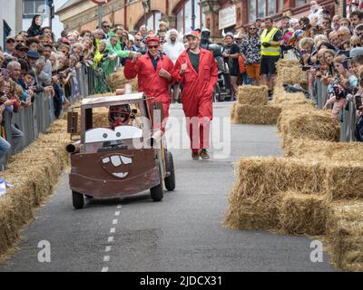 BIDEFORD, NORTH DEVON, ENGLAND - 19 2022. JUNI: Teilnehmer am jährlichen Soap Box Derby, Fundraising für Charity Chemohero. Braunes Auto. Stockfoto